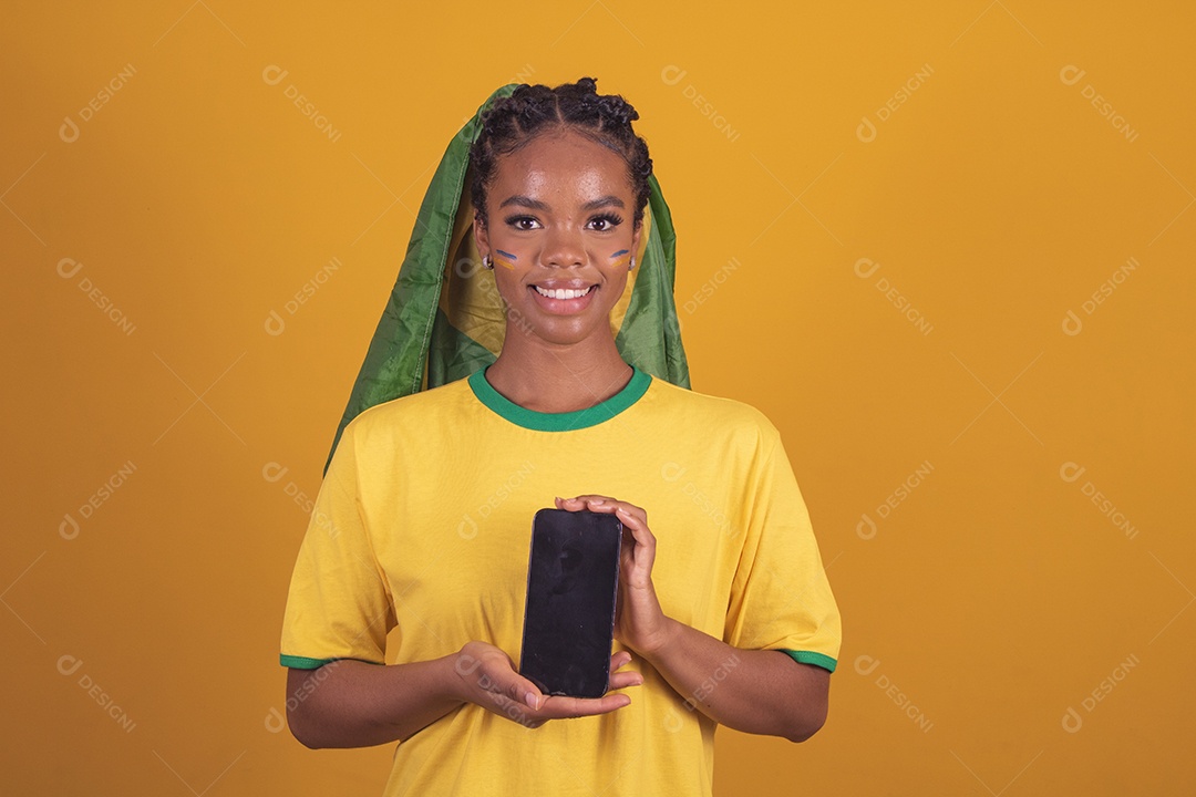 Mulher jovem torcedora garota usando camiseta do brasil fundo isolado amarelo