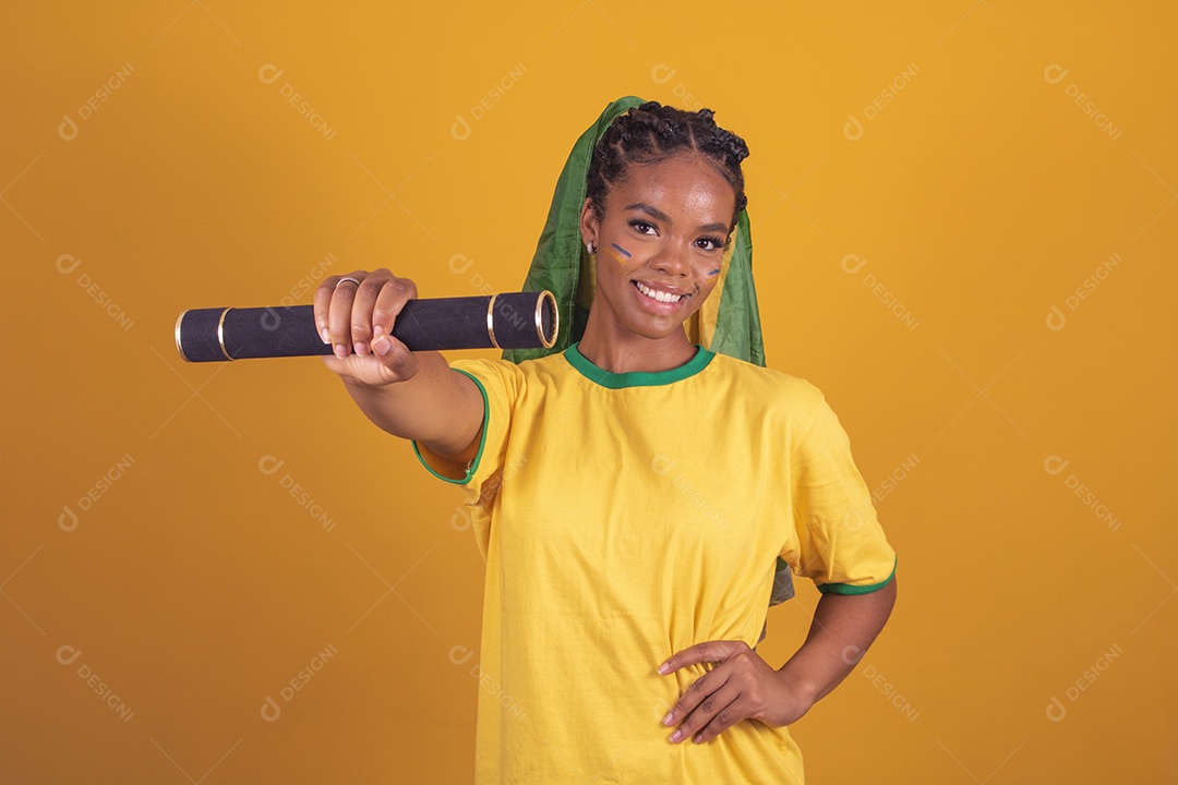 Mulher jovem torcedora garota usando camiseta do brasil fundo isolado amarelo