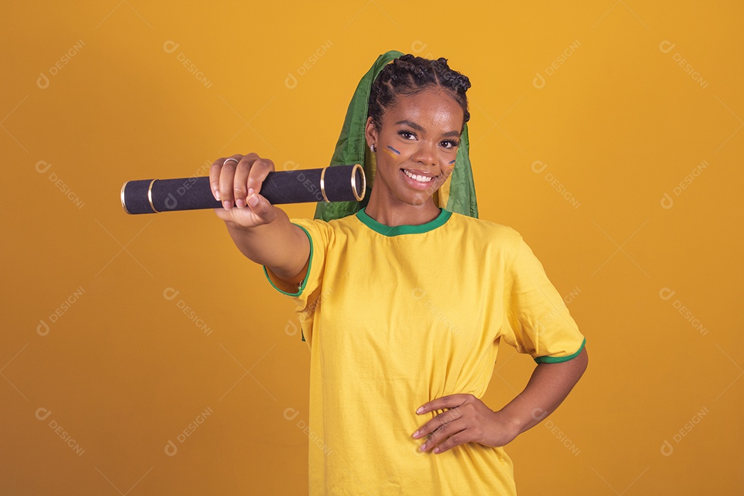 Mulher jovem torcedora garota usando camiseta do brasil fundo isolado amarelo