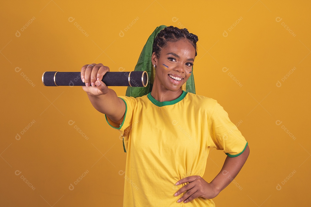 Mulher jovem torcedora garota usando camiseta do brasil fundo isolado amarelo