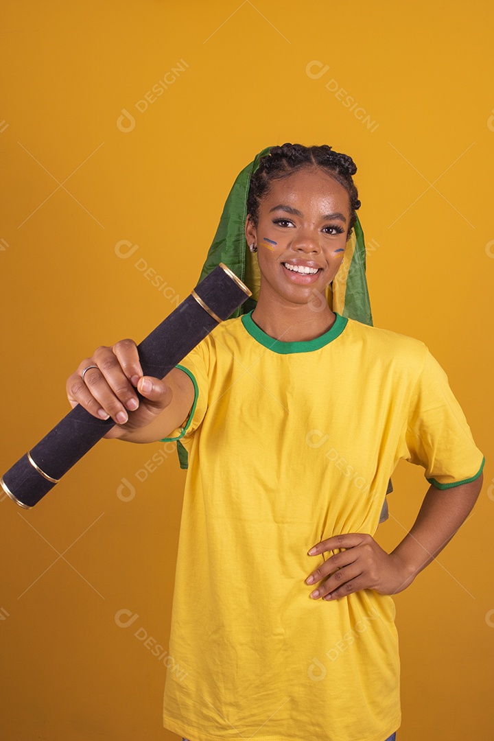 Mulher jovem torcedora garota usando camiseta do brasil fundo isolado amarelo