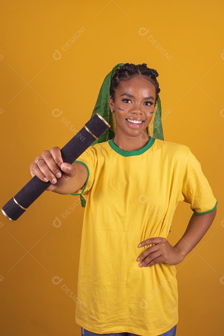 Mulher jovem torcedora garota usando camiseta do brasil fundo isolado amarelo