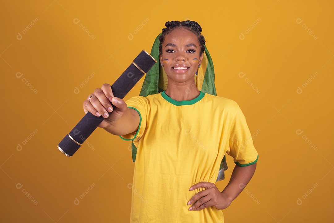 Mulher jovem torcedora garota usando camiseta do brasil fundo isolado amarelo