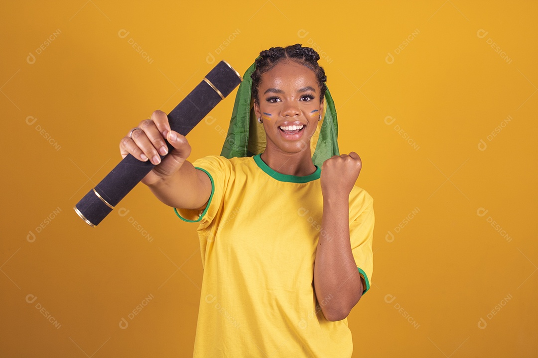 Mulher jovem torcedora garota usando camiseta do brasil fundo isolado amarelo