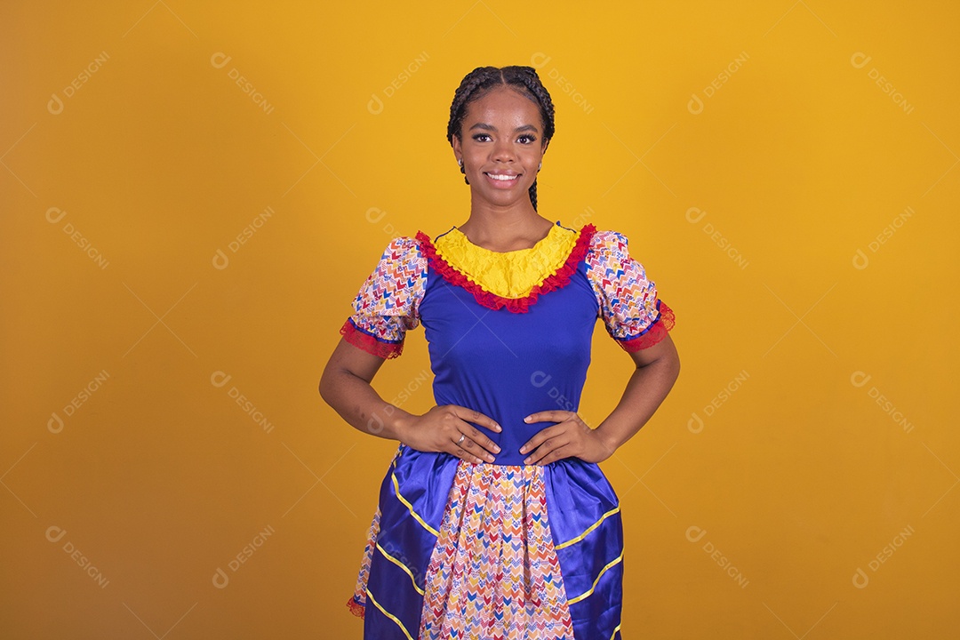 Mulher jovem morena usando vestido azul