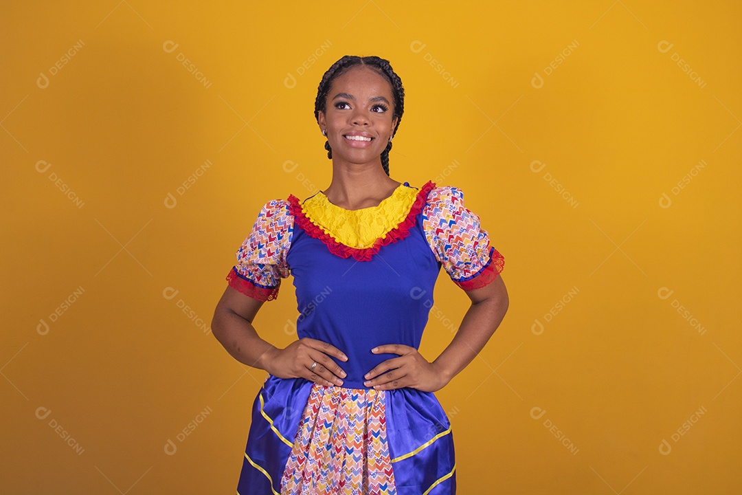 Mulher jovem morena usando vestido azul