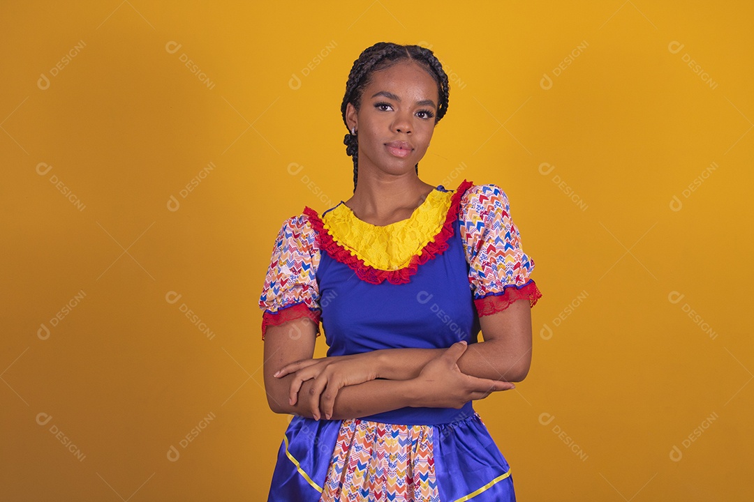 Mulher jovem morena usando vestido azul