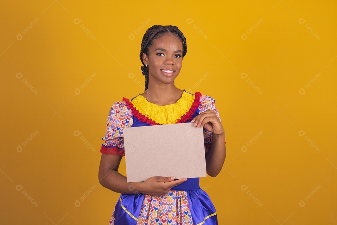 Mulher jovem morena usando vestido azul