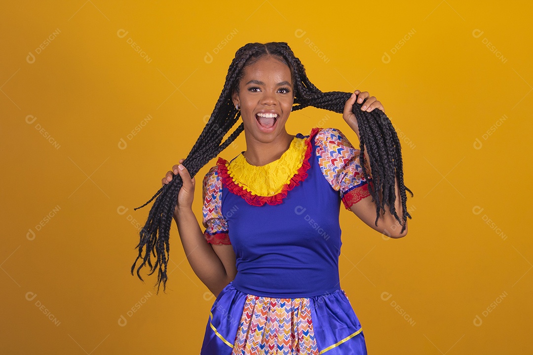 Mulher jovem morena usando vestido azul