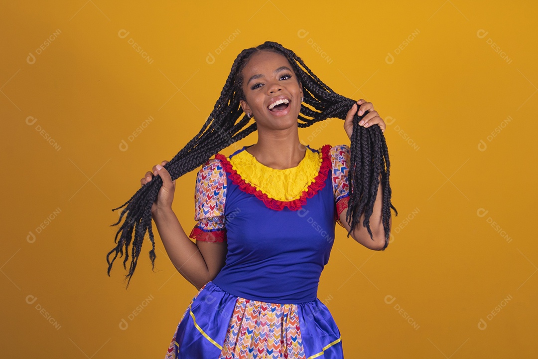 Mulher jovem morena usando vestido azul