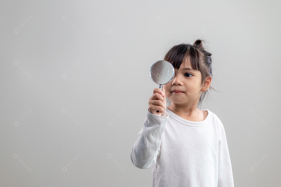 menina olhando através de uma lupa