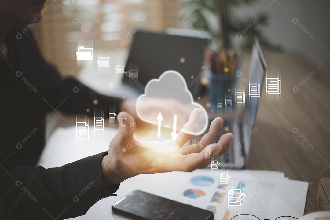 Homem usa Laptop com diagrama de computação em nuvem por lado