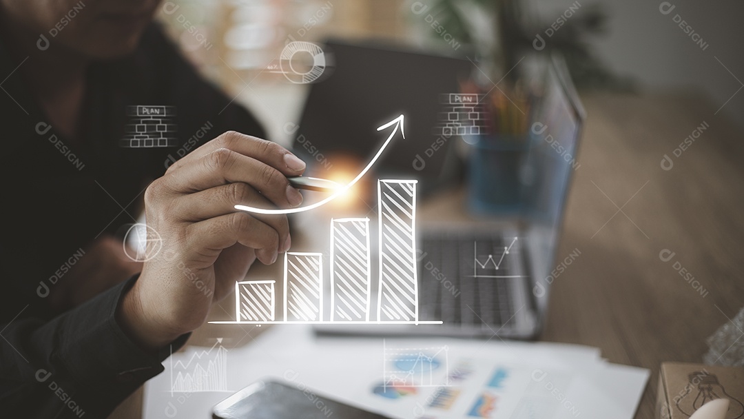 Empresário desenha uma seta de tendência crescente e um gráfico crescente