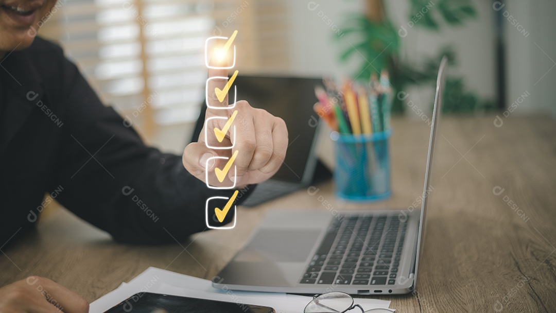 Conceito de lista de verificação - caixa de lista de verificação com marca de seleção amarela