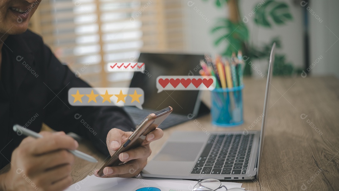 Mão da mulher usando telefone inteligente e dê o símbolo de cinco estrelas