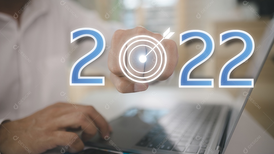 Alvo de negócios e objetivo no conceito de ano novo 2022, segurando a mão