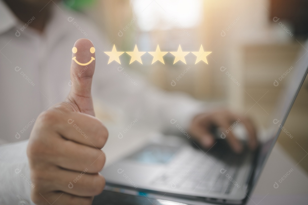 Conceito de satisfação da experiência do cliente. mão do cliente com aqui