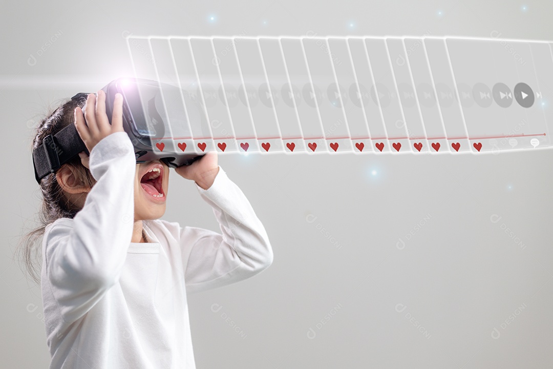 garota feliz em copos de realidade virtual. Realidade aumentada