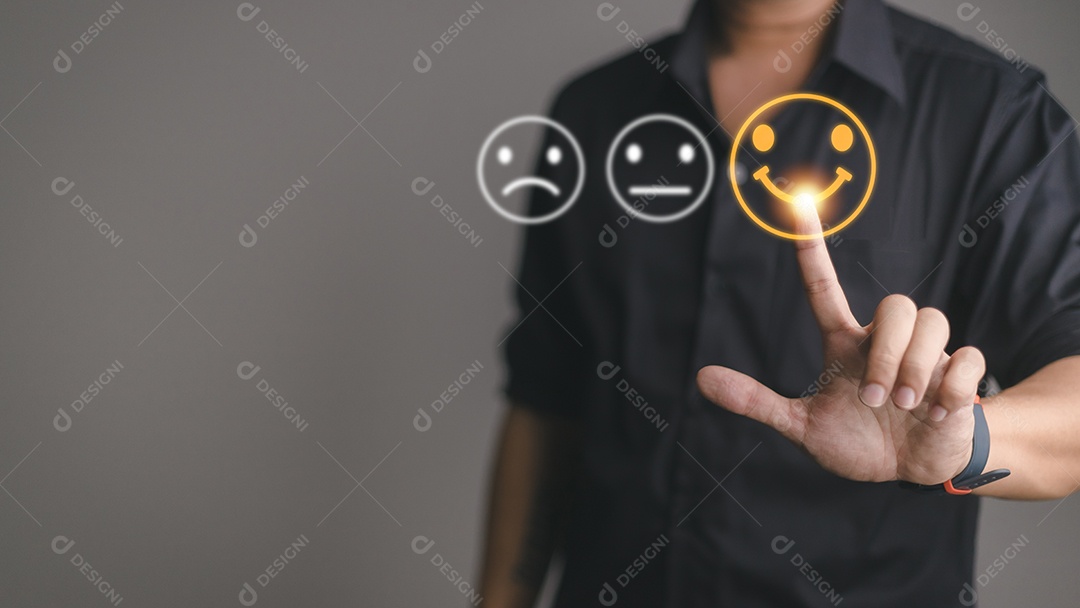 Empresário pressionando o emoticon de rosto sorridente na tela de toque virtual
