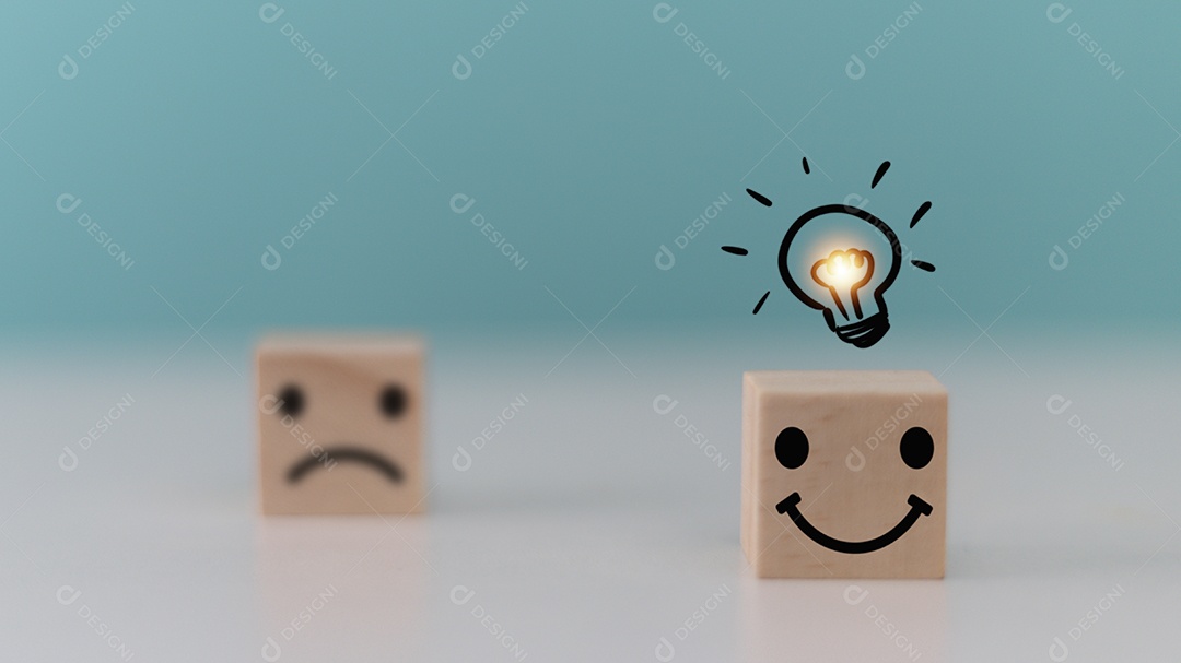 Cara de sorriso e desfocagem da cara triste no cubo de bloco de madeira