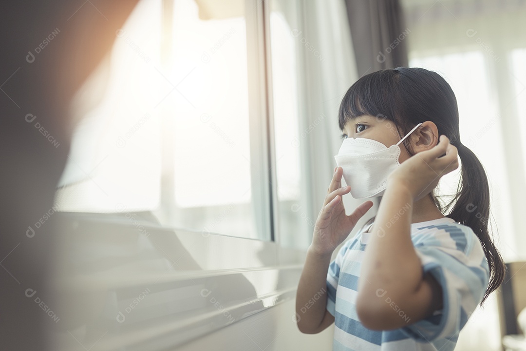 Menina asiática usando máscara para proteger Covid-19
