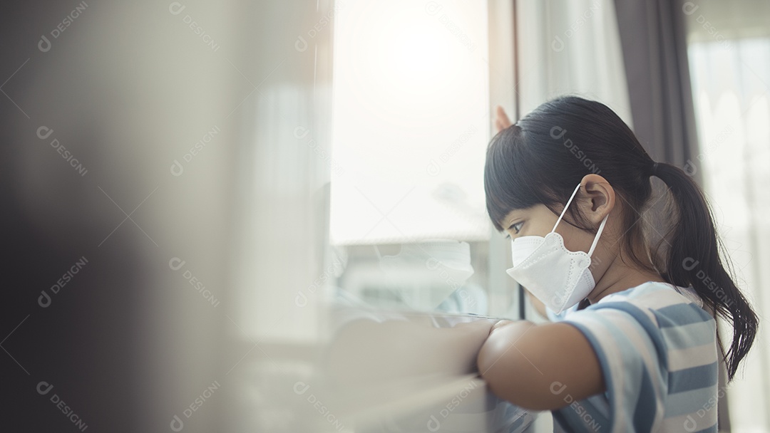 Menina asiática usando máscara para proteger pm2.5 e Covid-19