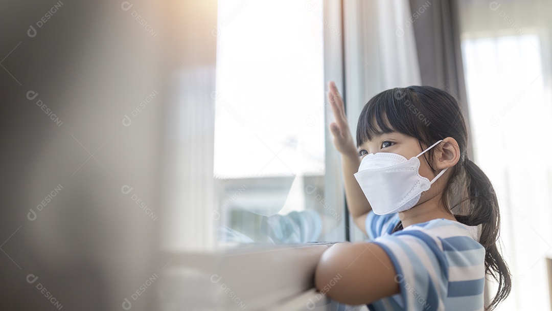 Menina asiática usando máscara para proteger Covid-19