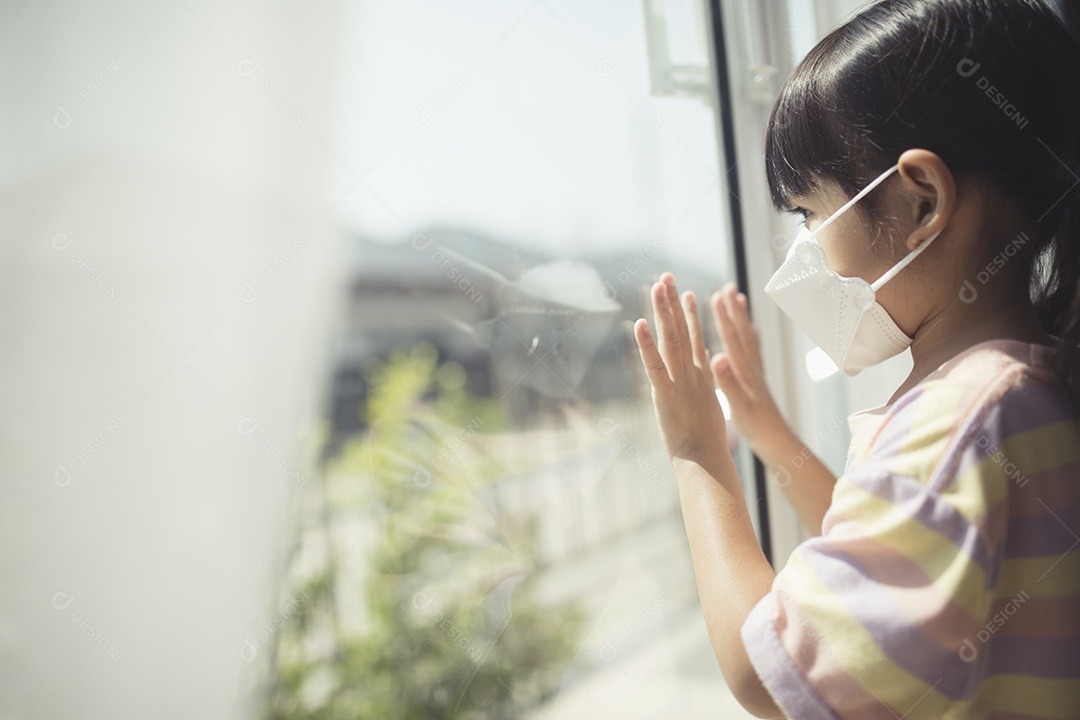 Menina asiática usando máscara para proteger