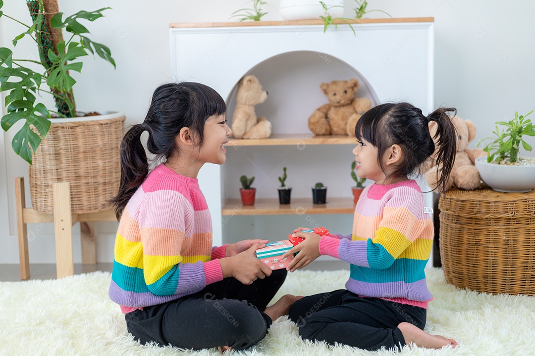 Família feliz com presente de natal