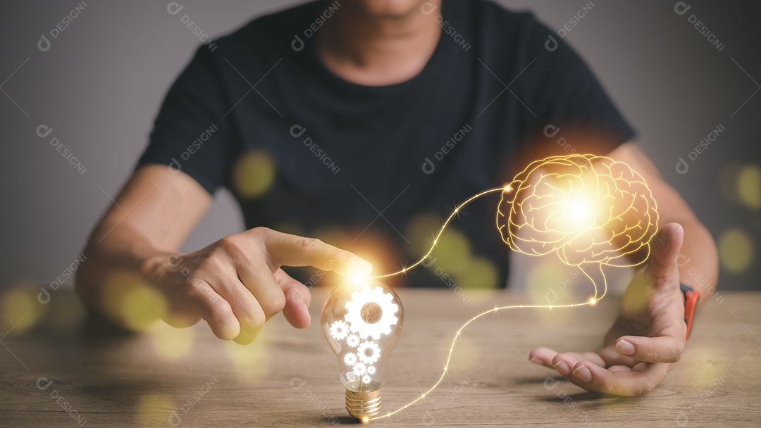 Mão de um homem com uma lâmpada. A ideia de inspiração