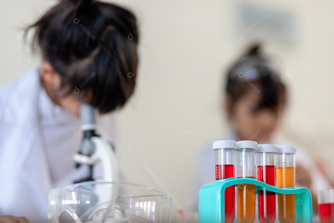 Conceito de educação, ciência, química e crianças - crianças