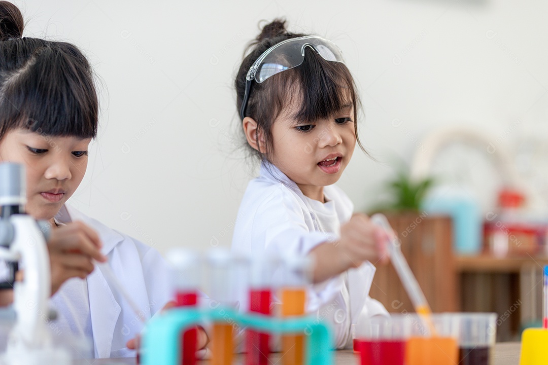 Conceito de educação, ciência, química e crianças - crianças