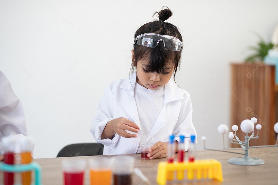 Conceito de educação, ciência, química e crianças - crianças