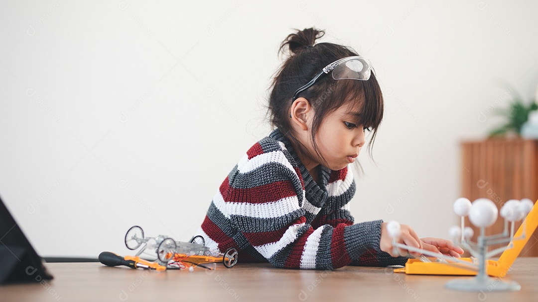 Garoto inventivo construindo carros-robô em casa