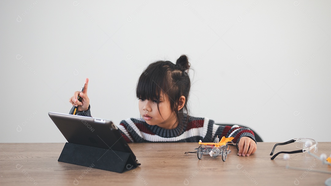 Garoto inventivo construindo carros-robô em casa