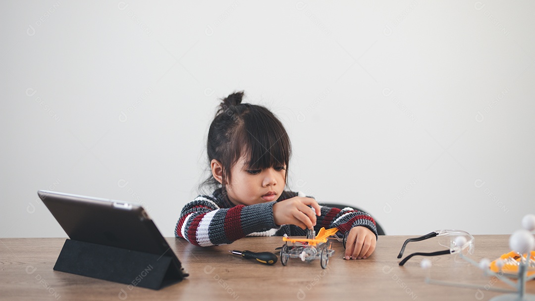 Garoto inventivo construindo carros-robô em casa