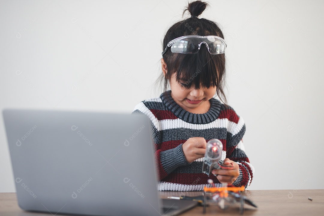 Garota inventivo construindo carros-robô em casa