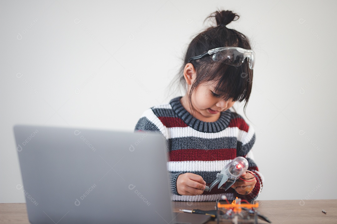 Garota inventivo construindo carros-robô em casa