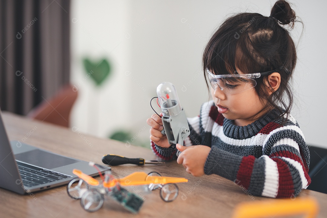 Garota inventivo construindo carros-robô em casa