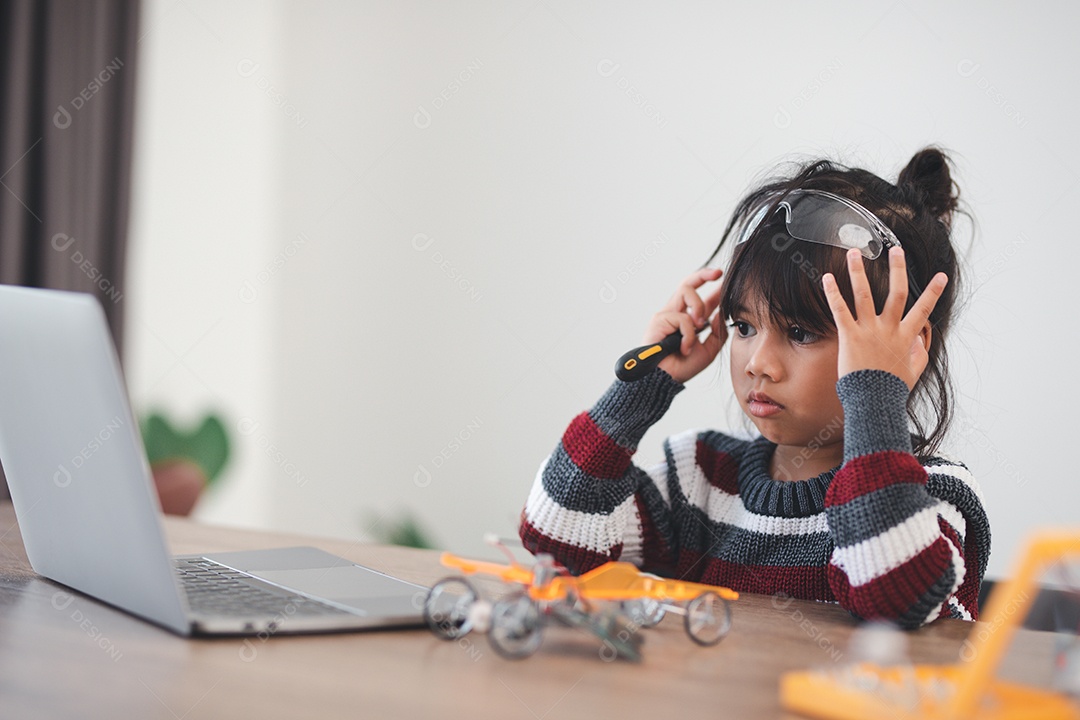 Garota inventivo construindo carros-robô em casa