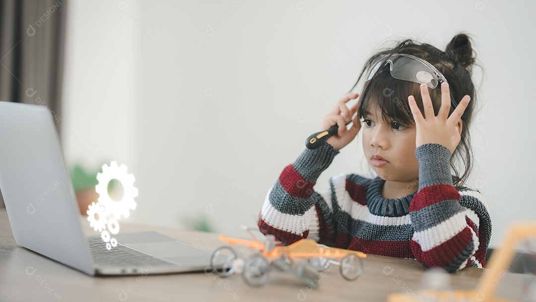Garota inventivo construindo carros-robô em casa