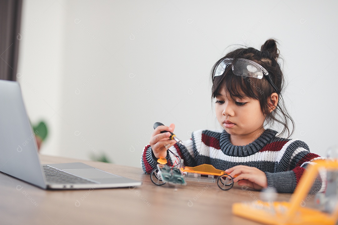 Garota inventivo construindo carros-robô em casa