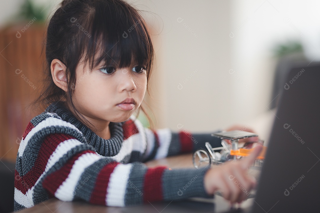 Garota inventivo construindo carros-robô em casa