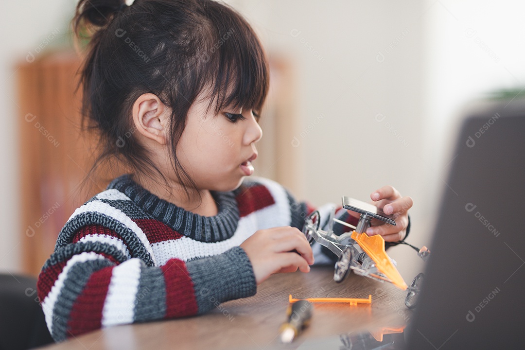 Garota inventivo construindo carros-robô em casa
