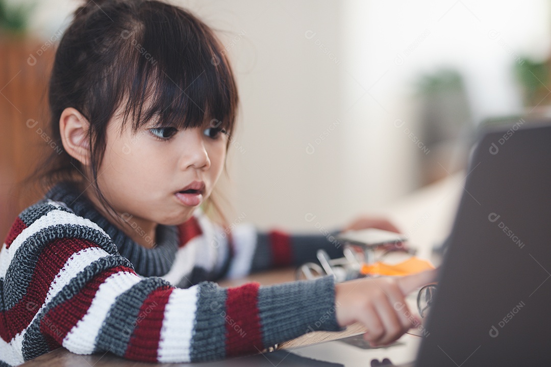 Garota inventivo construindo carros-robô em casa