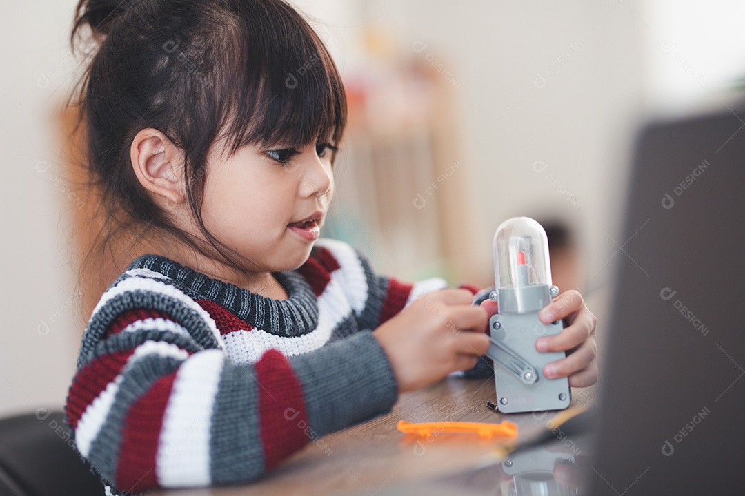 Garota inventivo construindo carros-robô em casa
