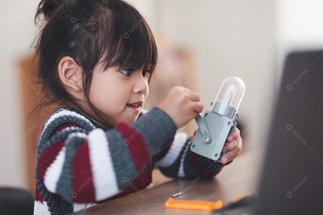 Garota inventivo construindo carros-robô em casa