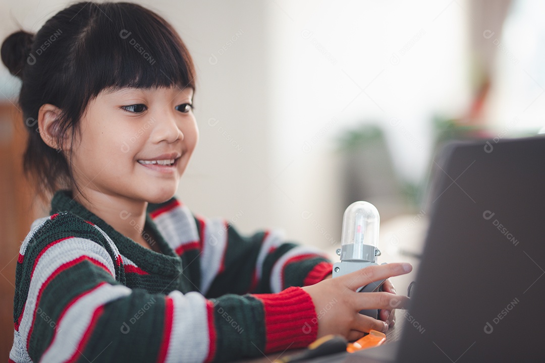 Garota inventivo construindo carros-robô em casa