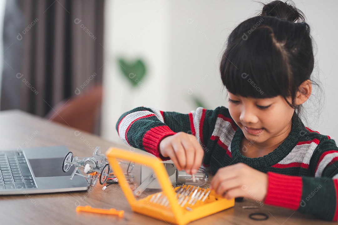 Garota inventivo construindo carros-robô em casa