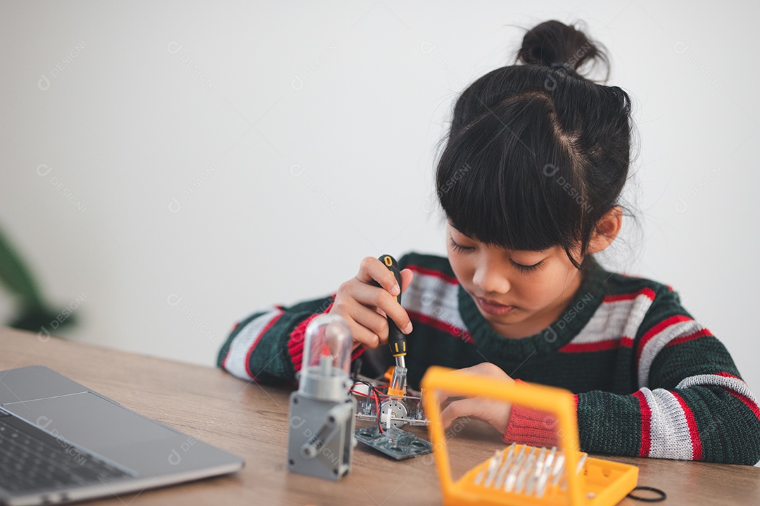 Garoto inventivo construindo carros-robô em casa